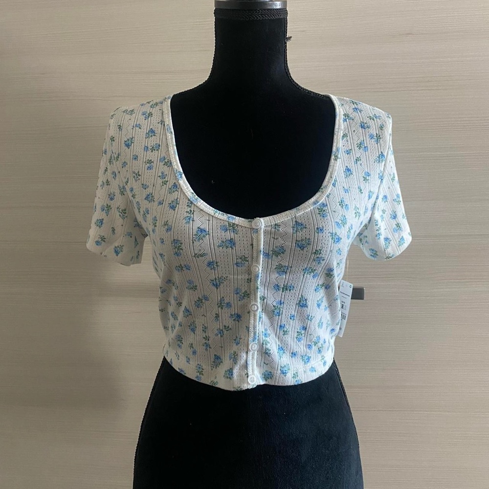 blue & white flower coquette v neck button down crop top